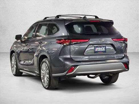 Used 2023 Toyota Highlander Platinum FWD image 7
