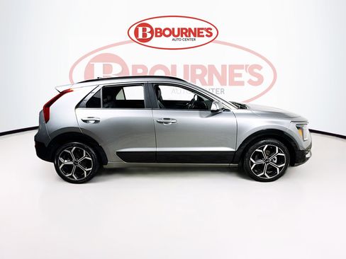 Used 2023 Kia Niro SX Touring image 12