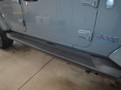 Used 2025 Jeep Wrangler Unlimited Sahara image 6