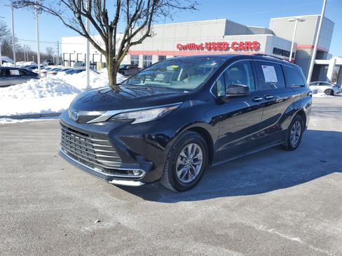 Certified 2022 Toyota Sienna XLE w/ XLE Plus Package image 2