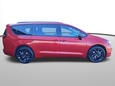 New 2026 Chrysler Pacifica Limited w/ Uconnect Theater Family Group image 4