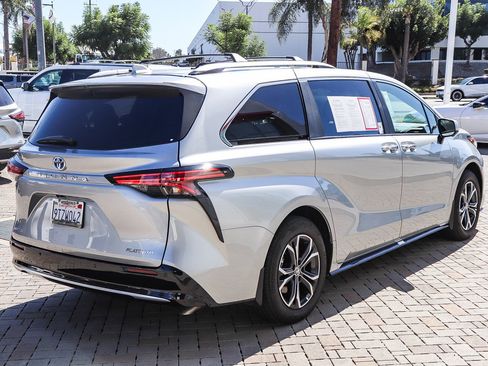 Used 2025 Toyota Sienna Platinum image 7