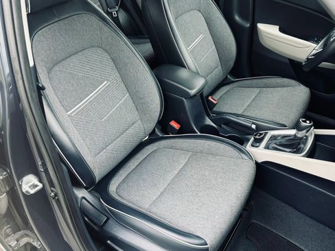 Used 2021 Hyundai Venue FWD image 15