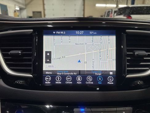 Used 2018 Chrysler Pacifica Touring-L image 24