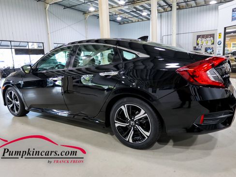 Used 2017 Honda Civic Touring image 4
