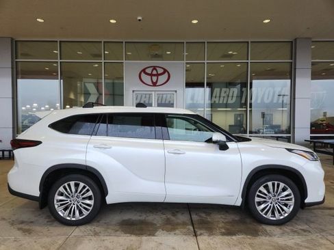 New 2026 Toyota Highlander Platinum image 3