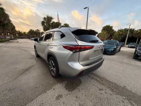 Used 2023 Toyota Highlander XLE FWD image 3