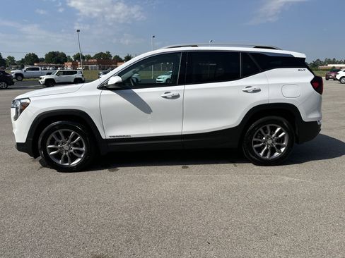 Used 2023 GMC Terrain SLT image 2