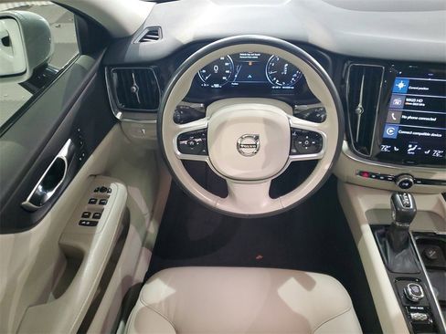 Used 2021 Volvo V60 T5 Cross Country image 10