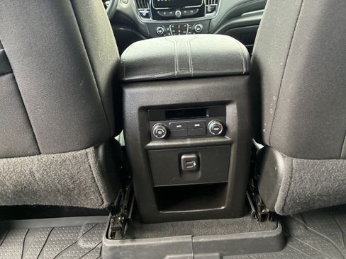 Used 2023 Chevrolet Traverse LT FWD image 18