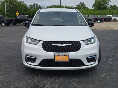 Used 2024 Chrysler Pacifica Limited FWD image 4