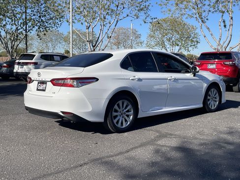 Used 2018 Toyota Camry LE image 4