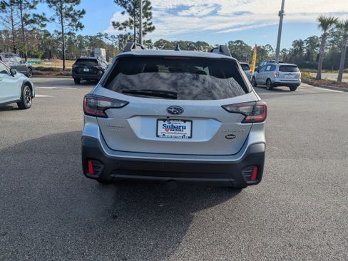 Used 2020 Subaru Outback Premium image 5