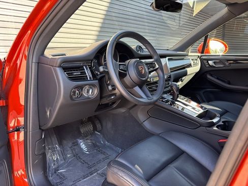 Certified 2025 Porsche Macan image 4