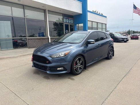 Used 2018 Ford Focus ST FWD image 1
