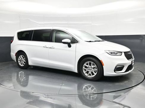 Certified 2023 Chrysler Pacifica Touring-L FWD image 3