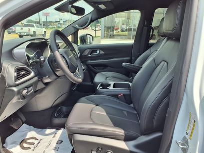 New 2025 Chrysler Pacifica Select
