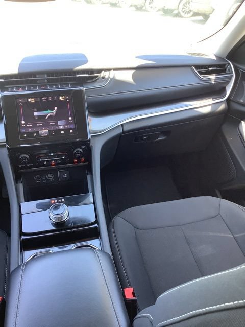 Used 2023 Jeep Grand Cherokee Laredo AWD/4WD image 14