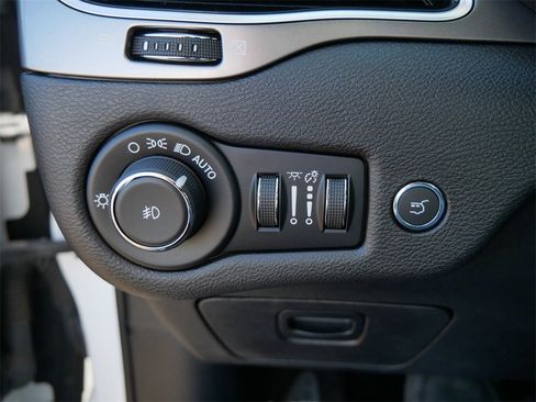 Used 2019 Jeep Cherokee Limited image 28