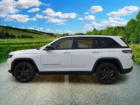Used 2023 Jeep Grand Cherokee Altitude AWD/4WD image 3