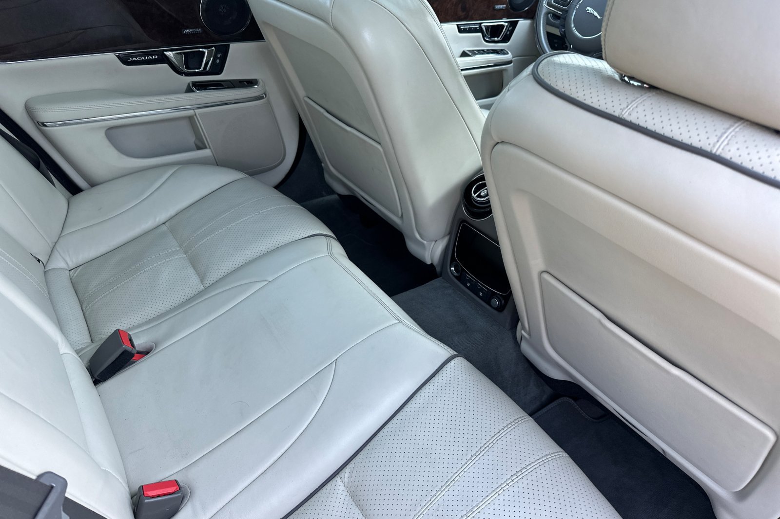 Used 2016 Jaguar XJ R-Sport RWD image 17
