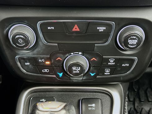 Used 2018 Jeep Compass Latitude w/ Popular Equipment Group image 22