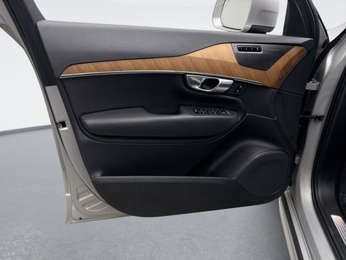 Used 2024 Volvo XC90 B6 Plus w/ Protection Package Premier image 9