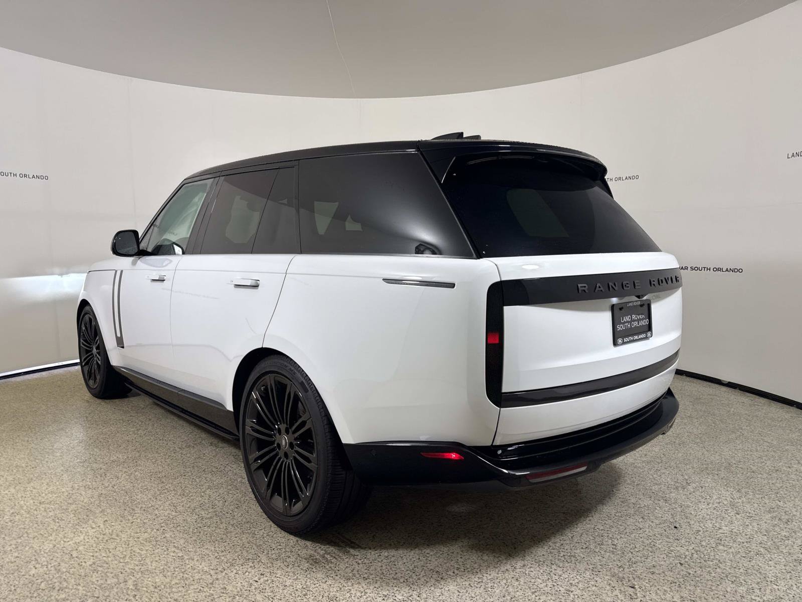 Used 2025 Land Rover Range Rover SE AWD/4WD image 3