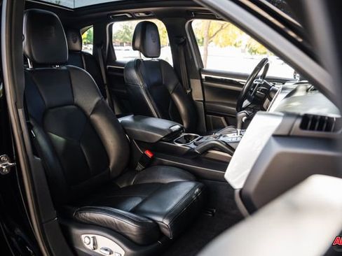 Used 2018 Porsche Cayenne Platinum Edition image 74