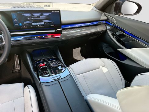 Used 2026 BMW M5 w/ Executive Package image 22