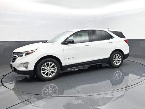 Used 2021 Chevrolet Equinox LS w/ LS Convenience Package AWD/4WD image 2