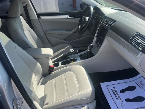 Used 2019 Volkswagen Passat 2.0T Wolfsburg w/ Wheels & Sunroof Package FWD image 10