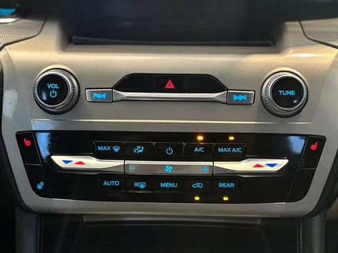 Used 2022 Ford Explorer XLT w/ Equipment Group 202A AWD/4WD image 11