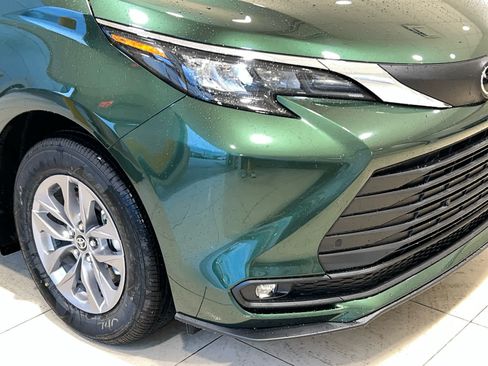 New 2026 Toyota Sienna XLE FWD image 2