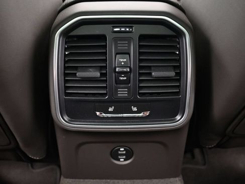 Certified 2023 Porsche Macan AWD/4WD image 8