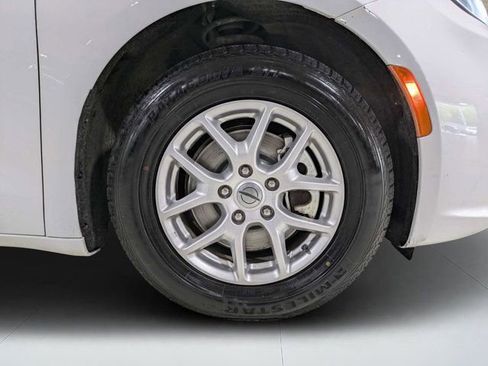 Used 2023 Chrysler Pacifica Touring-L FWD image 10
