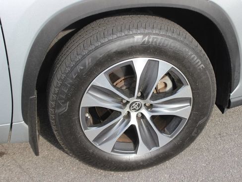 Used 2024 Toyota Highlander XLE AWD/4WD image 37