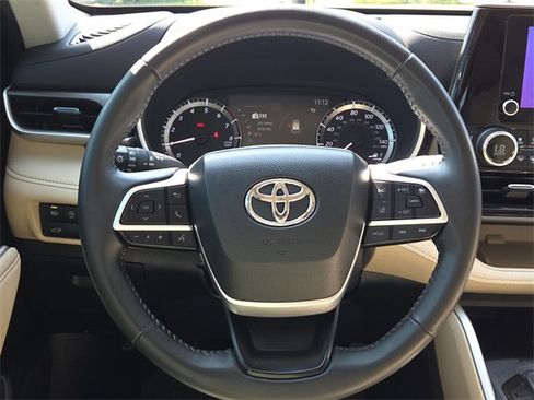 Used 2024 Toyota Highlander XLE image 13