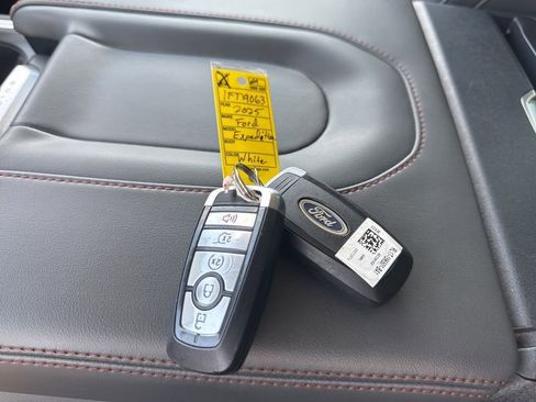 Used 2025 Ford Expedition Max Active AWD/4WD image 37