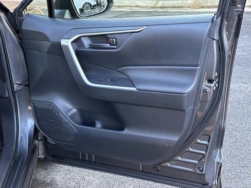Used 2019 Toyota RAV4 LE image 8