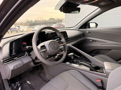 Used 2021 Hyundai Elantra SE image 12