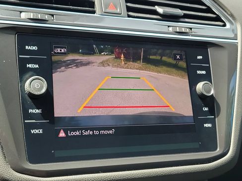 Used 2022 Volkswagen Tiguan SE w/ Panoramic Sunroof Package FWD image 29