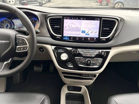 Used 2024 Chrysler Pacifica Touring-L FWD image 24
