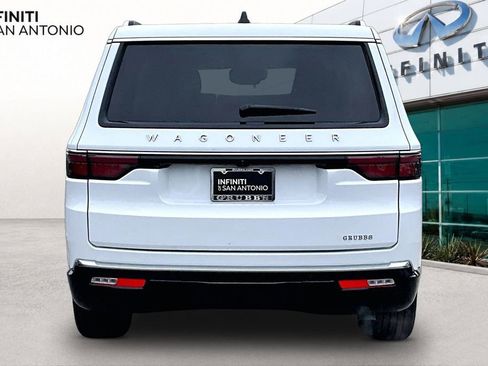 Used 2025 Jeep Wagoneer 4WD image 5