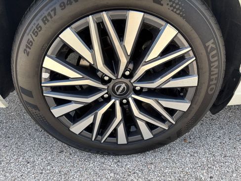 Used 2025 Nissan Altima 2.5 SV FWD image 25