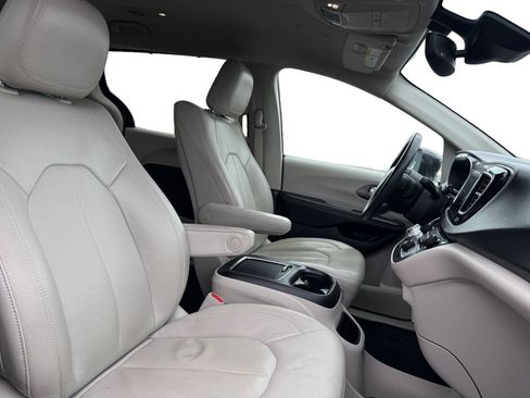 Used 2020 Chrysler Pacifica Touring-L Plus w/ Tire & Wheel Group image 15