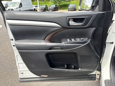 Used 2017 Toyota Highlander XLE AWD/4WD image 25