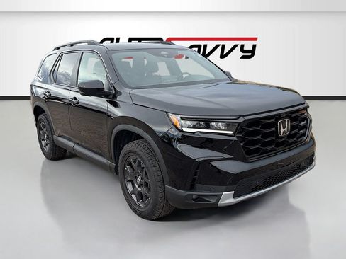 Used 2025 Honda Pilot TrailSport image 1