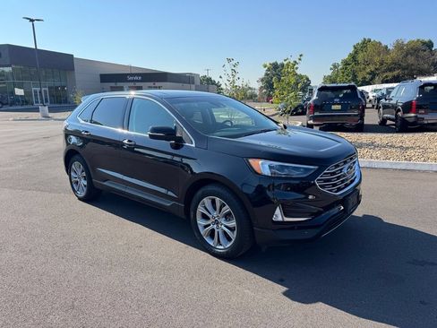 Used 2019 Ford Edge Titanium w/ Equipment Group 301A AWD/4WD image 2