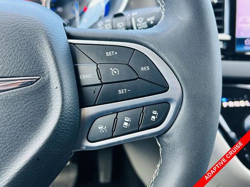 Used 2024 Chrysler Pacifica Touring-L image 6